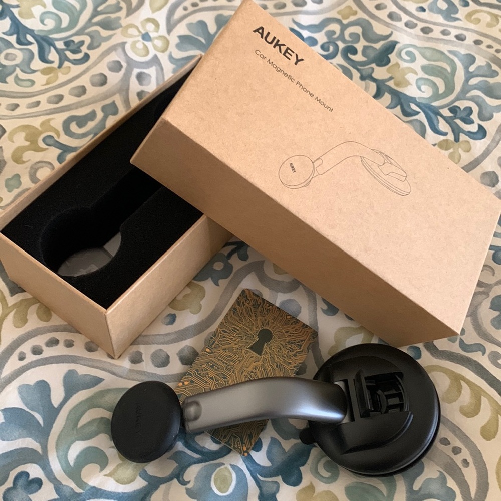 Car magnetic phone mount